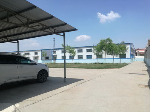 德州健之源地處魯西北平原，毗鄰黃河故道森林公園，生產(chǎn)條件環(huán)境優(yōu)越，擁有現(xiàn)代化的廠房，標(biāo)準(zhǔn)化的生產(chǎn)車間，公司擁有三證：SC食品生產(chǎn)許可證、GMP證、食品出口生產(chǎn)企業(yè)證書，生產(chǎn)過程中采用ISO22000管理體系進(jìn)行科學(xué)管理，并擁有近十年的生產(chǎn)加工經(jīng)驗，產(chǎn)品口感、湯色、功效等各項指標(biāo)均能達(dá)到客戶滿意，生產(chǎn)采用全自動帶線帶牌袋泡茶包裝機生產(chǎn)線，有全套的粉碎和超微粉碎、分篩、烘干、滅菌、制粒、制袋等設(shè)備，科學(xué)的生產(chǎn)工藝和嚴(yán)格規(guī)范的滅菌殺毒技術(shù)。