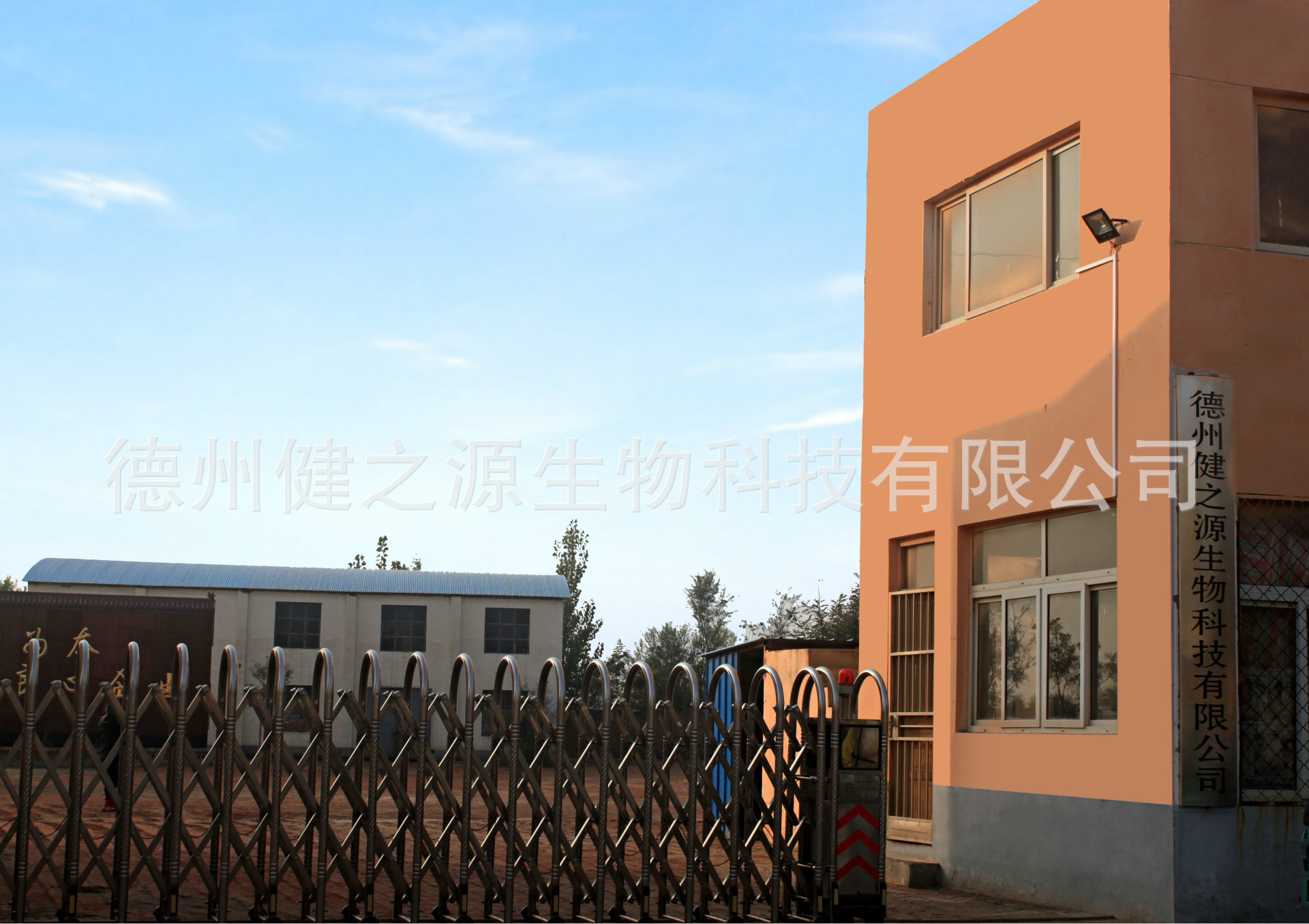德州健之源生物科技有限公司是一家專業(yè)生產(chǎn)營養(yǎng)素補(bǔ)充劑、SC營養(yǎng)食品公司，業(yè)務(wù)范圍包括固體飲料、壓片糖果、代用茶、沖劑以及各種膳食養(yǎng)生健康食品的生產(chǎn)代工、OEM、 ODM等。公司占地五十余畝，廠區(qū)建筑面積4000余m2，內(nèi)設(shè)生產(chǎn)車間、質(zhì)量控制室、產(chǎn)品檢測中心、陰涼倉庫、辦公用房及輔助用房。生產(chǎn)車間總面積1000余m2，其中保健食品GMP 凈化車間600m2，裸藻片代加工 裸藻復(fù)合壓片糖果OEM  食品片劑貼牌委托生產(chǎn)廠家 一般生產(chǎn)區(qū)400m2；倉儲(chǔ)總面積（原輔料倉庫、成品倉庫、包材倉庫等）2500m2，物料分區(qū)分庫存放；檢測分析室（包括理化分析室、微生物檢驗(yàn)室、留樣觀察室等）總面積300m2。辦公用房200m2。流水生產(chǎn)線承接粉劑，片劑，袋泡茶，顆粒劑 等劑型的成品、半成品代加工。  公司成立專項(xiàng)實(shí)驗(yàn)室，引進(jìn)山東中醫(yī)藥大學(xué)的醫(yī)藥技術(shù)部部長等相關(guān)專業(yè)人員組建科研團(tuán)隊(duì)，在分子生物學(xué)、微 生物發(fā)酵、藥食同源、新資源食品研究等方面實(shí)行研產(chǎn)一體化，針對不同方向的營養(yǎng)課題進(jìn)行探討研究，并將科研成果轉(zhuǎn)化為生產(chǎn)力，為產(chǎn)業(yè)化生產(chǎn)提供技術(shù)支撐。